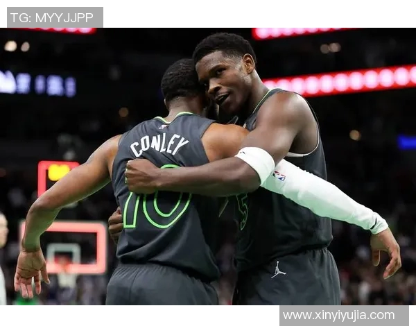 三双到手！兰德尔三节12中6拿到19分10板12助 但也有7失误